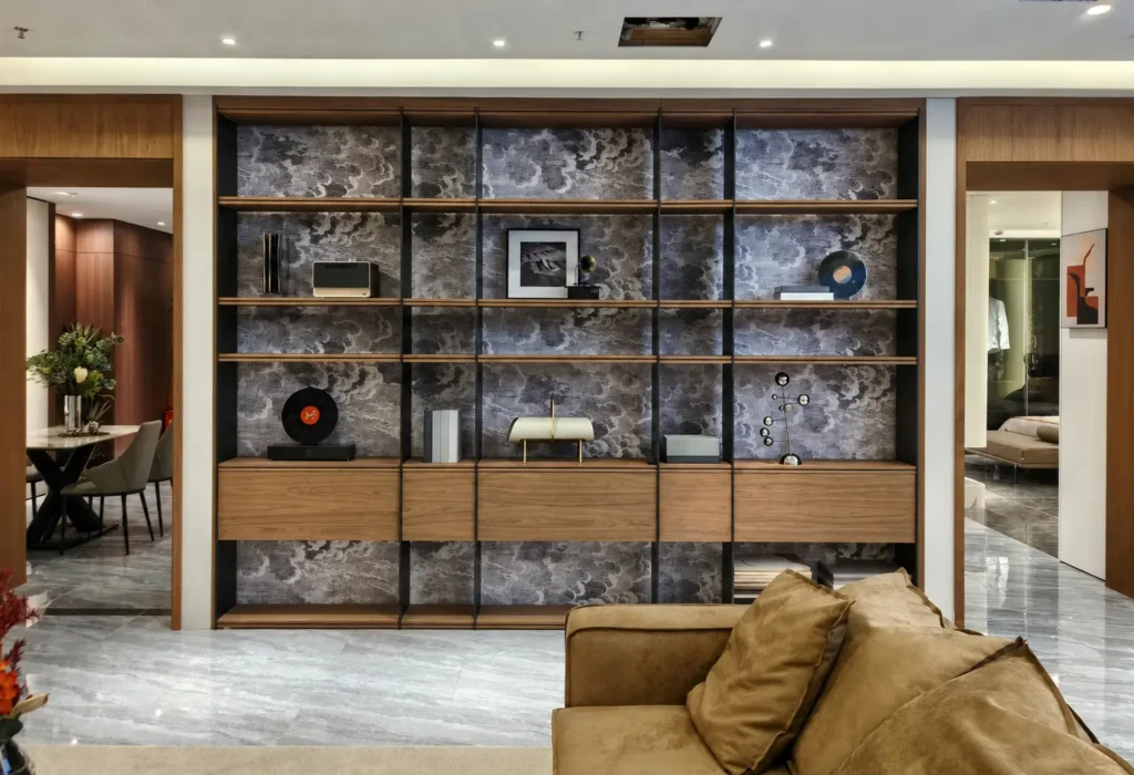 Regalsystem mit abgestimmten Holz- und Oberflächenmaterialien