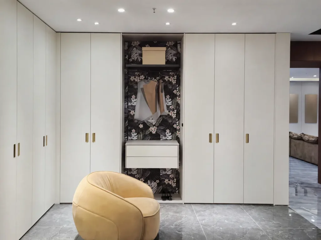 Raumhohe Schrankwand mit integrierter Garderobe